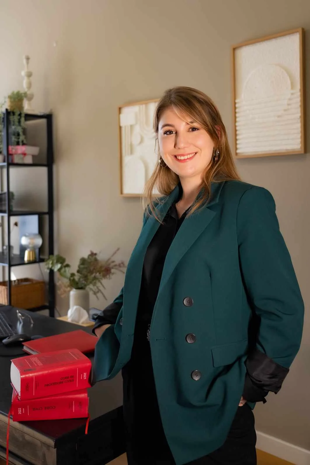 Maître Cassandra Didier, avocat à Nîmes, dans son cabinet de l'avenue du Général Perrier