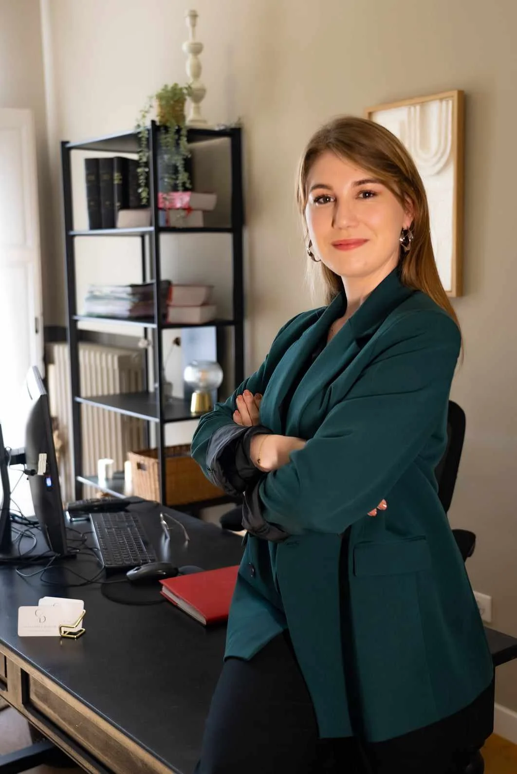 Maître Cassandra Didier à son bureau, avocat formé à la procédure et au contentieux