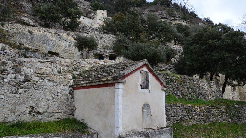 Bâtisse en pierre de Provence, bien familial reçu en succession