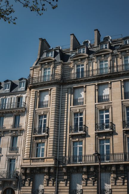 Façade d'immeuble d'habitation, contentieux locatifs et ventes immobilières