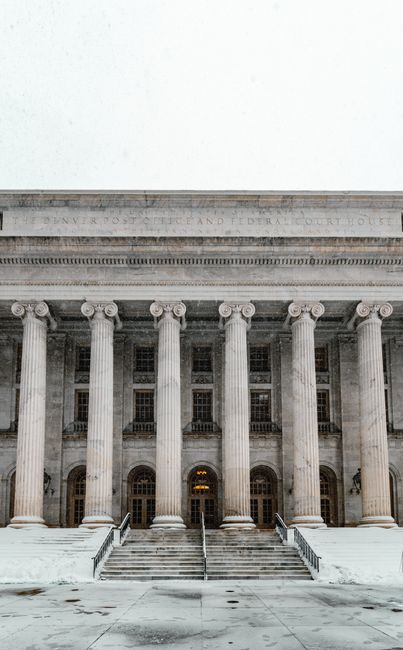 Colonnade d'un palais de justice, procédure devant la cour d'appel