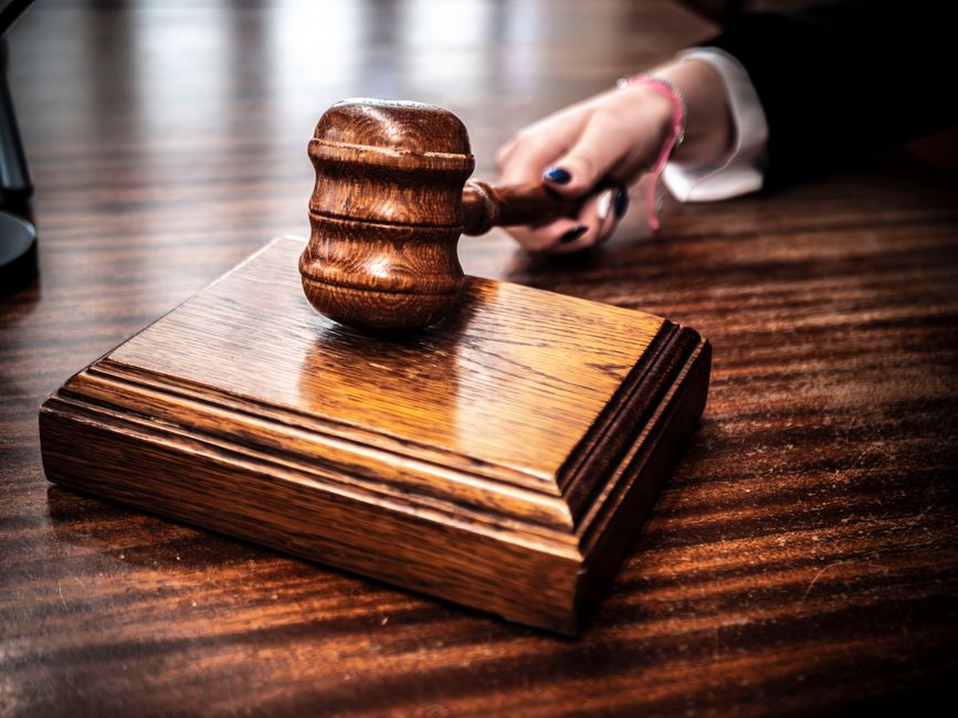 Marteau de juge sur un bureau, action en réparation d'un dommage