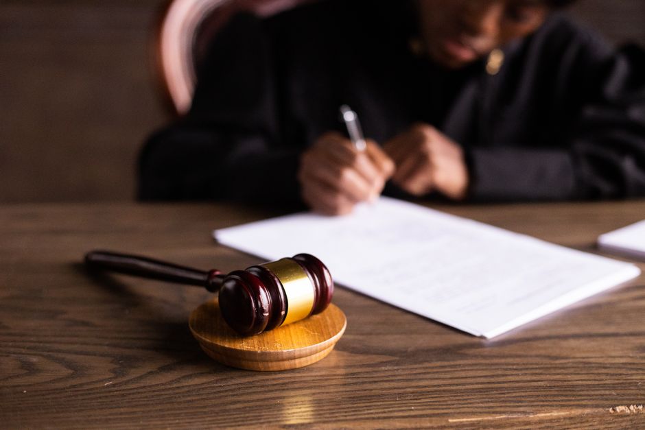 Juge signant une décision, aboutissement d'une procédure en responsabilité