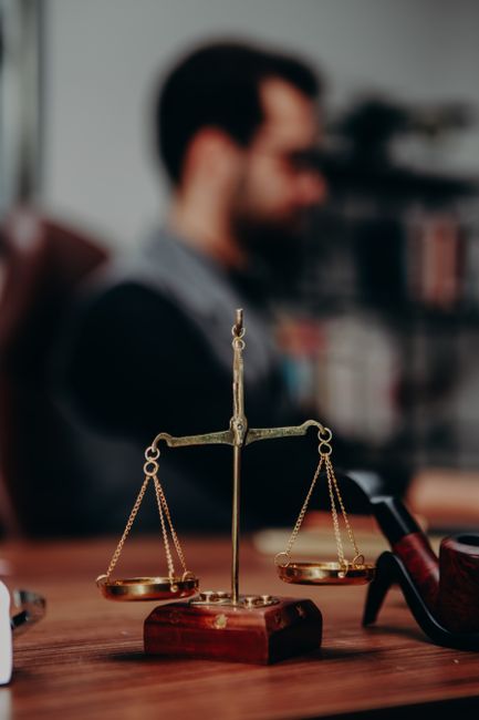 Balance de la justice sur le bureau d'un cabinet d'avocat à Nîmes
