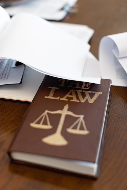 Ouvrage de droit sur un bureau, avocat pour la postulation à Nîmes